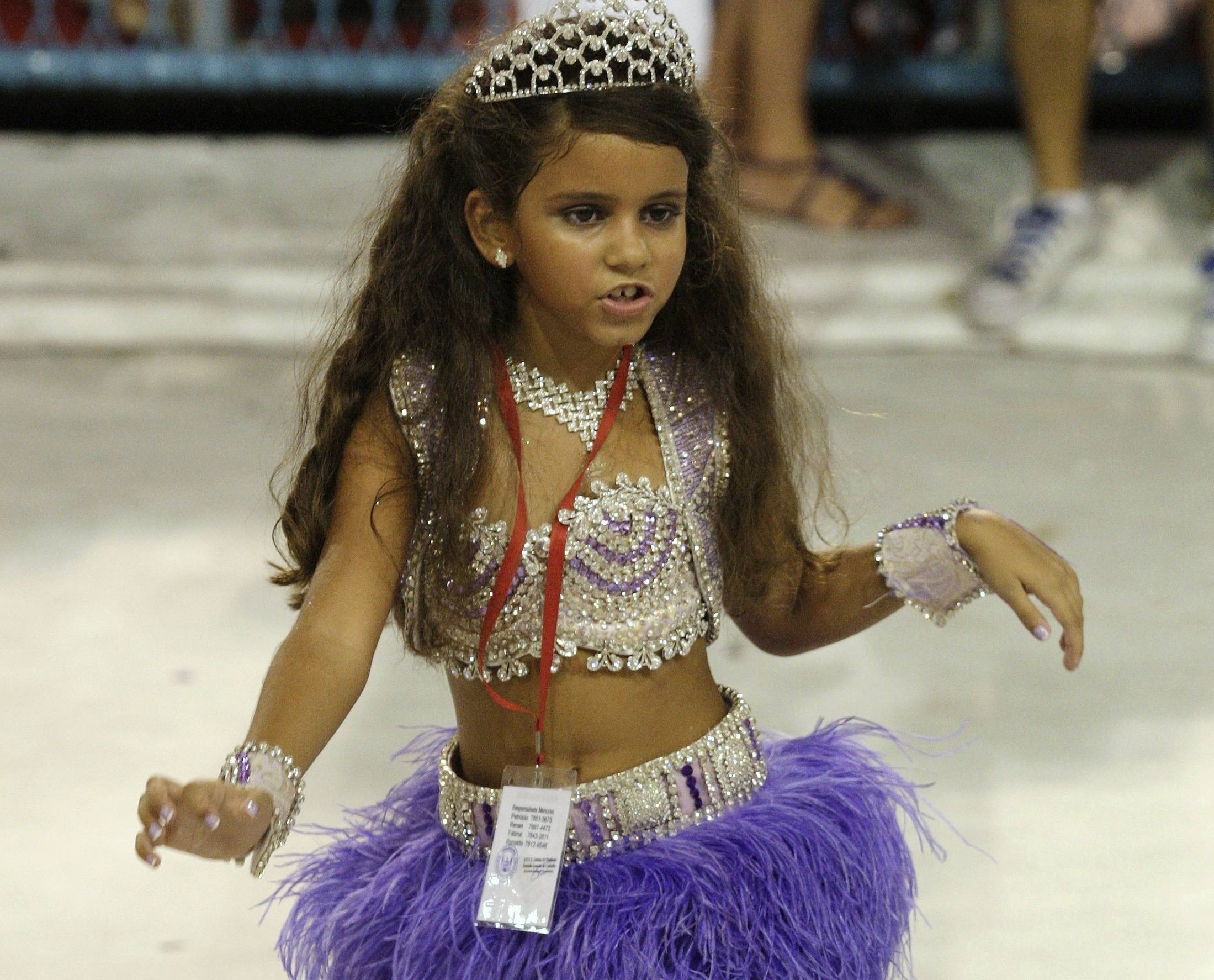 H 7χρονη βασίλισσα του καρναβαλιού λίγο πριν καταρρεύσει. ΦΩΤΟ REUTERS