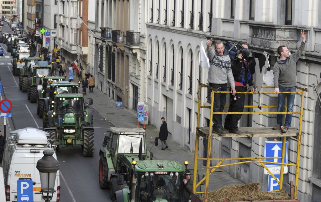 Πορεία με τρακτέρ και γαλατο-πόλεμος στις Βρυξέλλες – ΦΩΤΟ