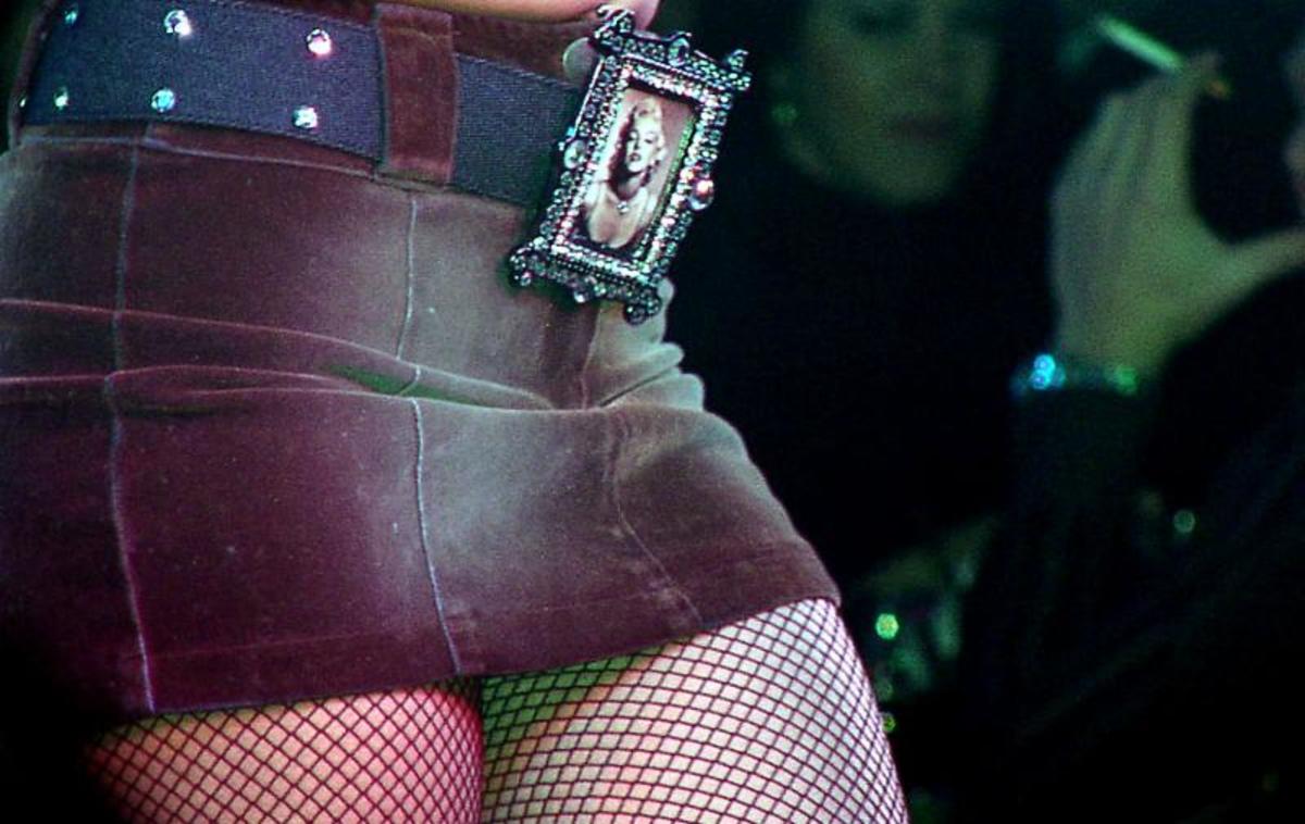 Θηλυκή συμμορία – Προσφέρει… σεξ και ληστεία!