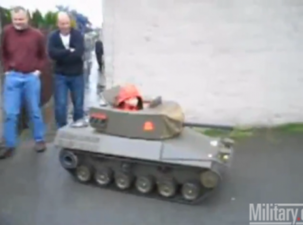 ΒΙΝΤΕΟ: έκανε δώρο στο γιό του ένα …τανκ