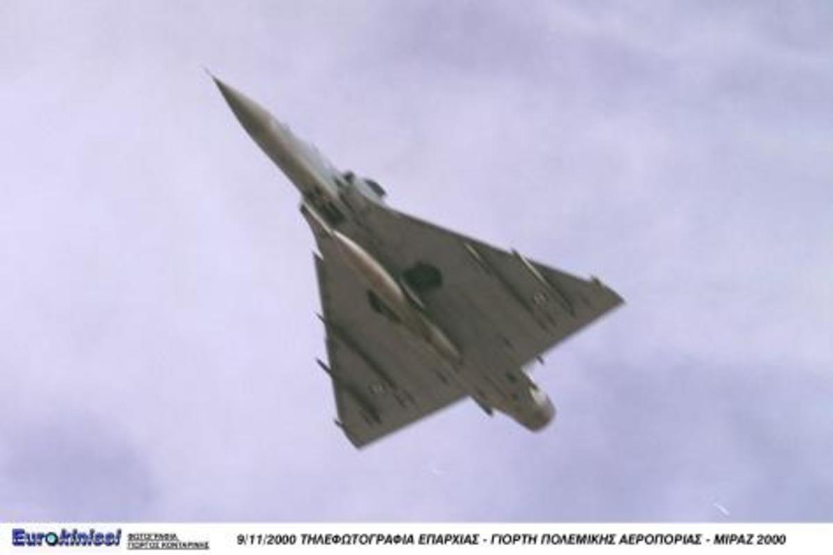 Mirage 2000 σπάει τζάμια κτιρίου στο πέρασμά του! ΒΙΝΤΕΟ
