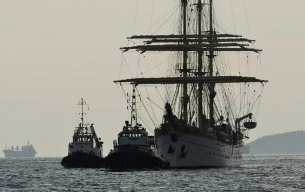 Δείτε βίντεο με το πολεμικό πλοίο που επισκέφτηκε τον Πειραιά [pics, vid]