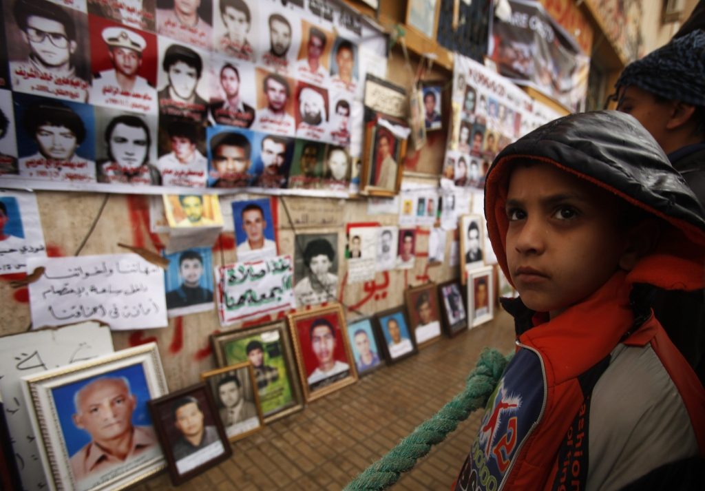 Με φωτογραφίες και αφίσες ψάχνουν τους αγνοούμενους τους στην Λιβύη