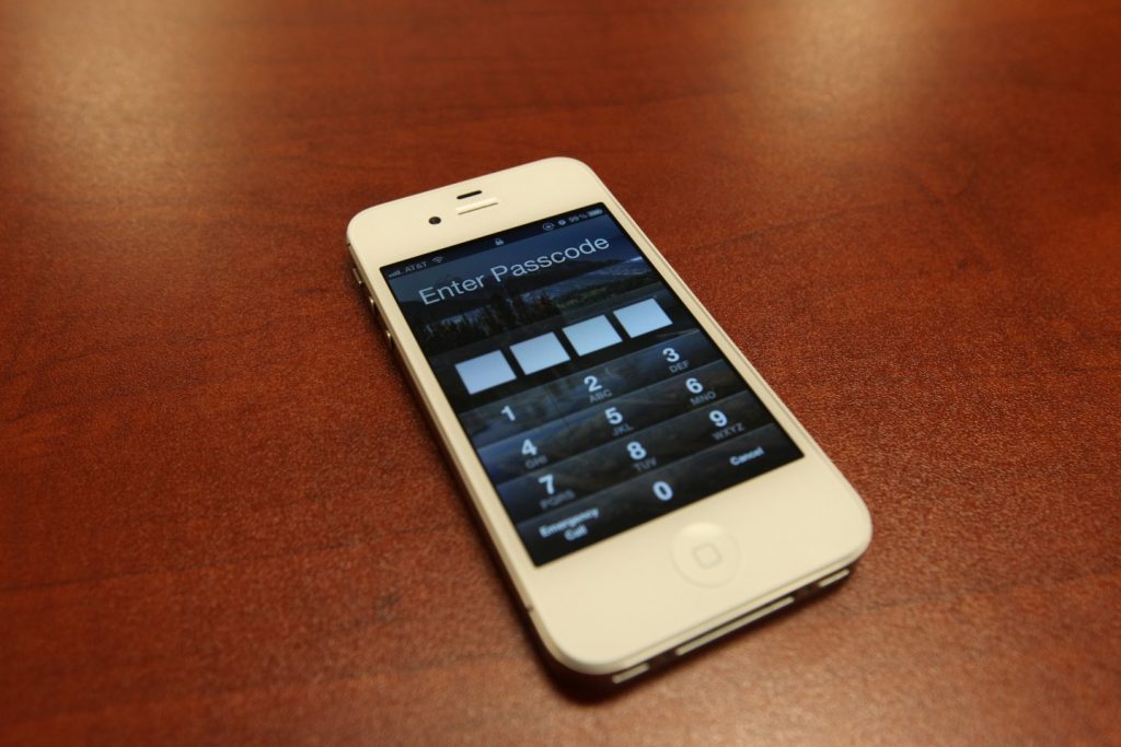 Αίτημα στο Λευκό Οίκο για να “ξεκλειδώνουν” τα κινητά τηλέφωνα