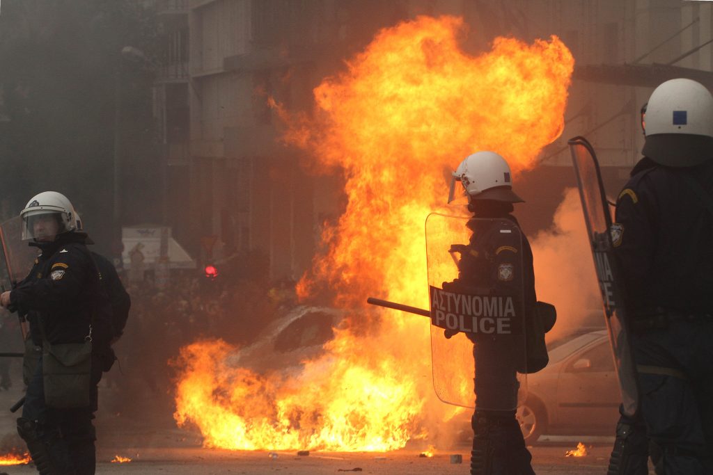 Επίθεση κατά των ΜΑΤ στο κέντρο της Αθήνας