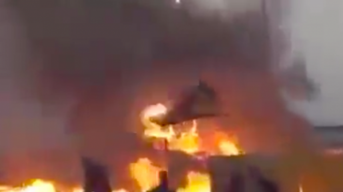 Κούρδοι κατά Τούρκων με “καταιγίδα” μολότοφ! Τους καίνε μέσα σε τζιπ! ΒΙΝΤΕΟ