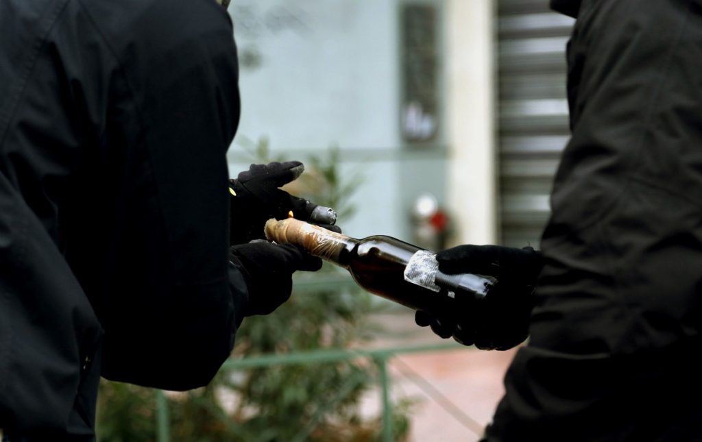 Θεσσαλονίκη: Βόμβες μολότοφ κατά ΜΑΤ έξω από το τουρκικό προξενείο