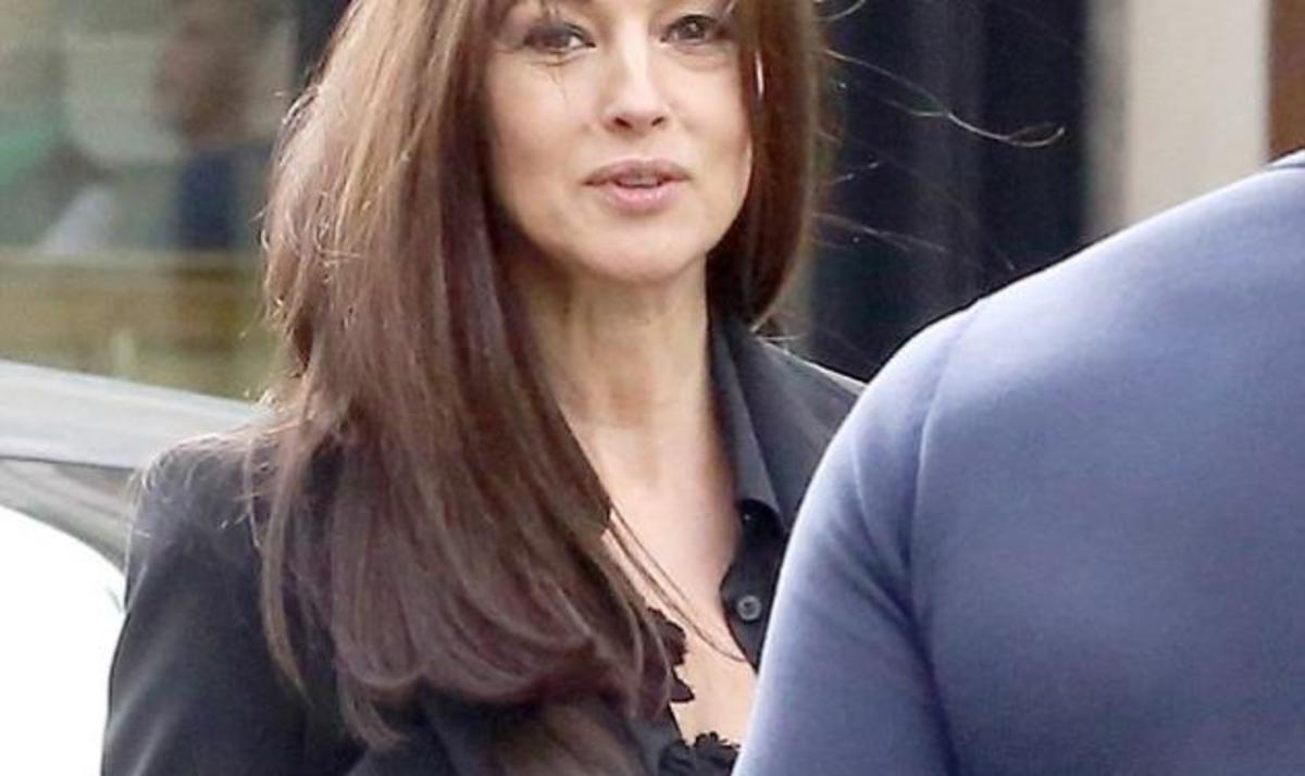 Μonica Bellucci: Έβγαλε στη φόρα το στήθος της! Χωρίς σουτιέν στους δρόμους του Παρισιού!