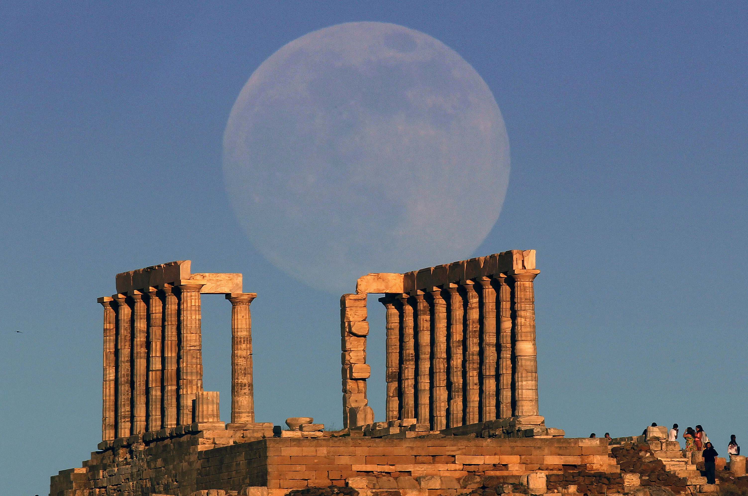 Η μεγαλύτερη πανσέληνος του χρόνου – Εντυπωσιακές ΦΩΤΟ από τον κόσμο