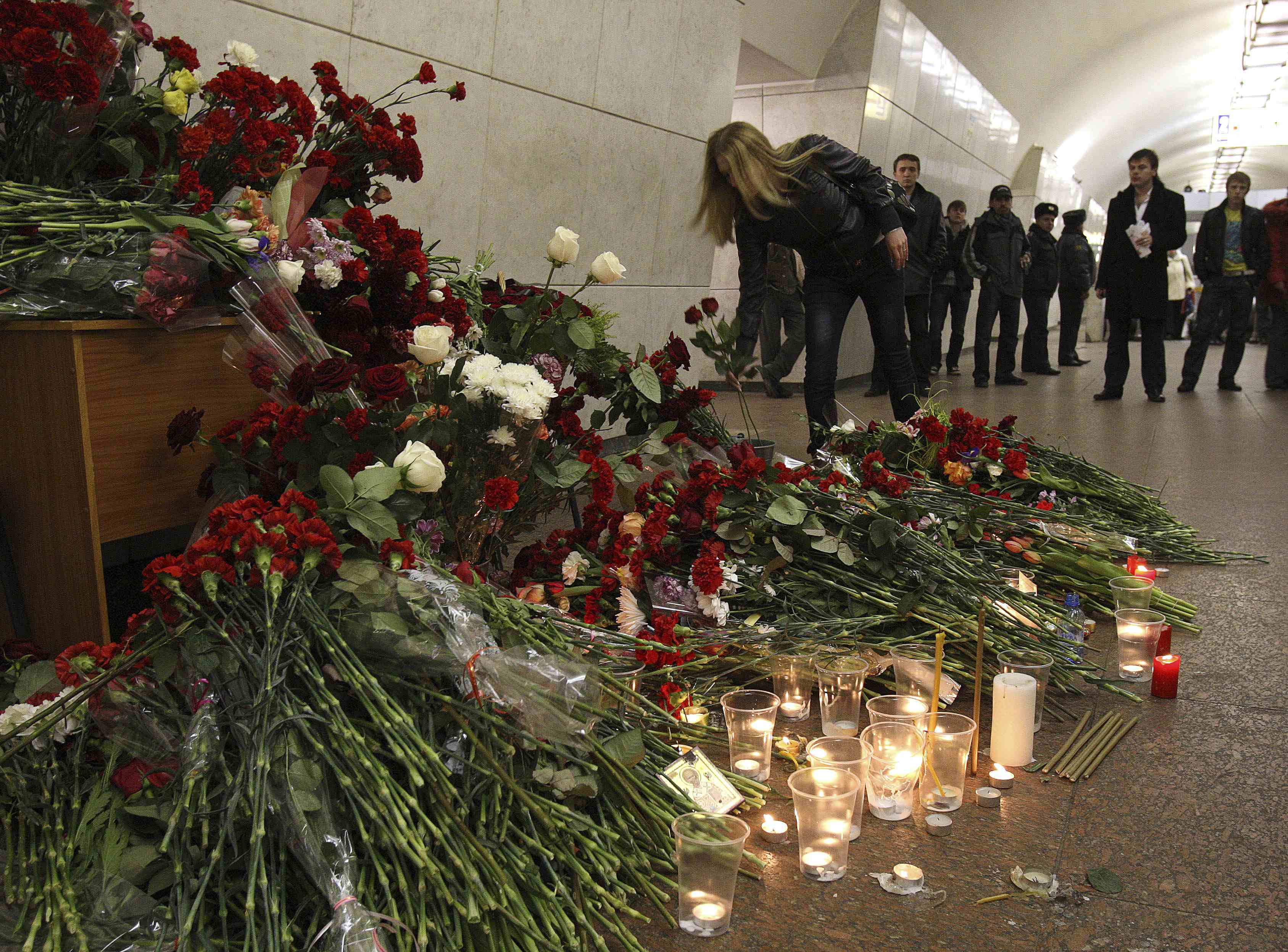 Сколько жертв в москве. Теракт в Московском метро 2010 парк культуры.
