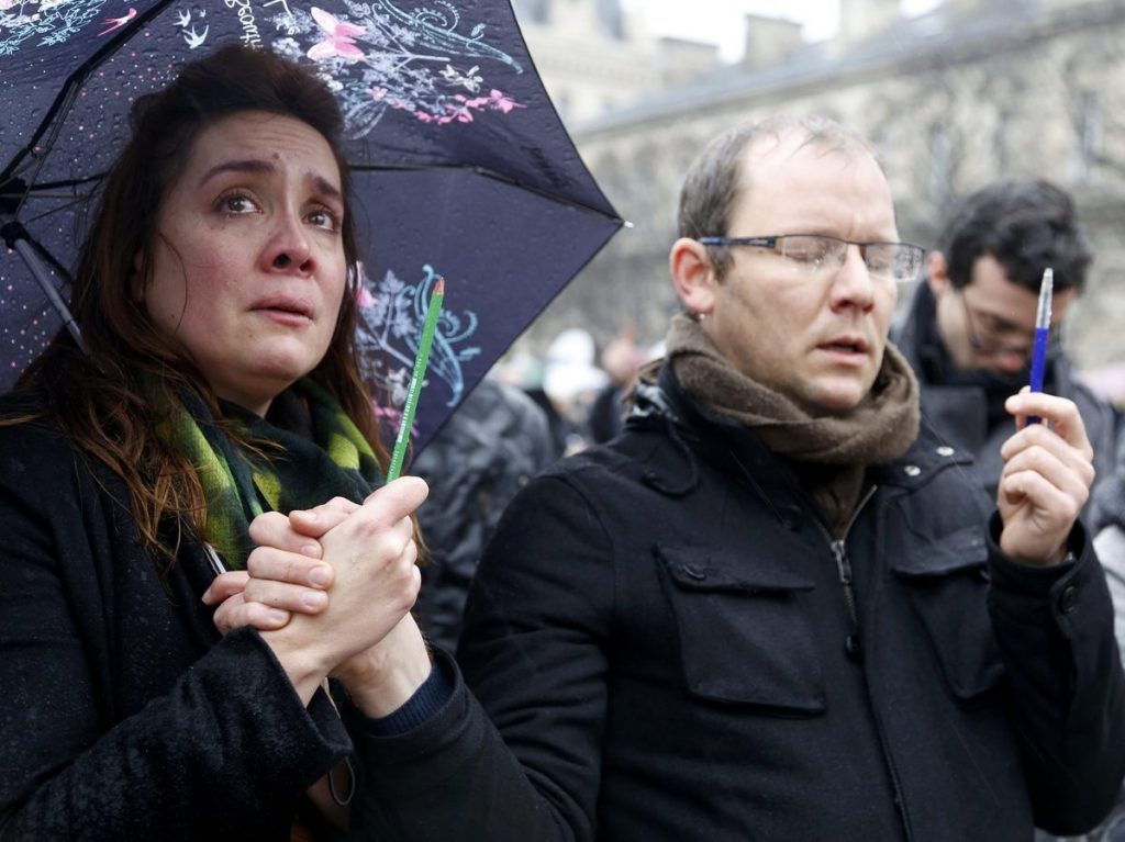 Θρήνος για τους 13 νεκρούς του Charlie Hebdo