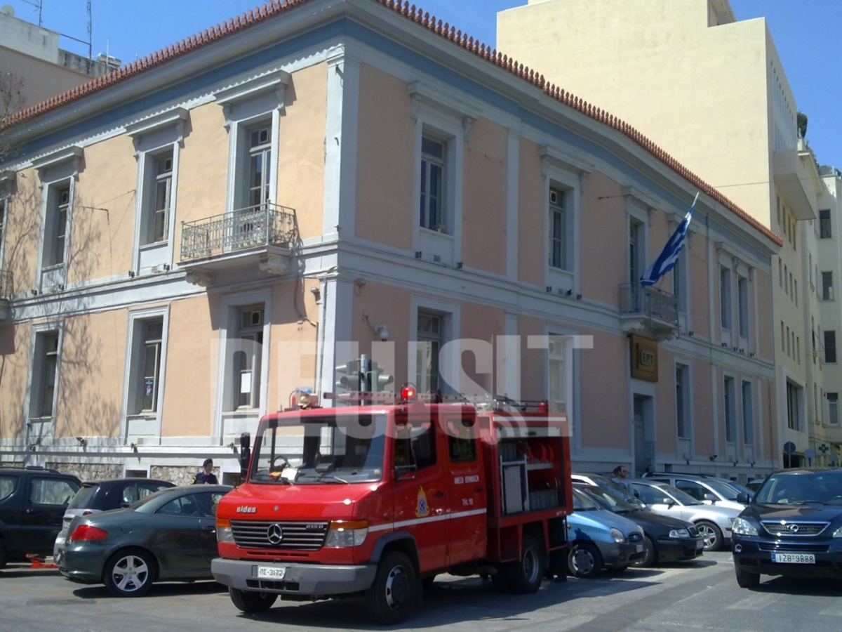 Πυροσβεστικά οχήματα έξω από το κτίριο της ΕΡΤ ΦΩΤΟ NEWSIT
