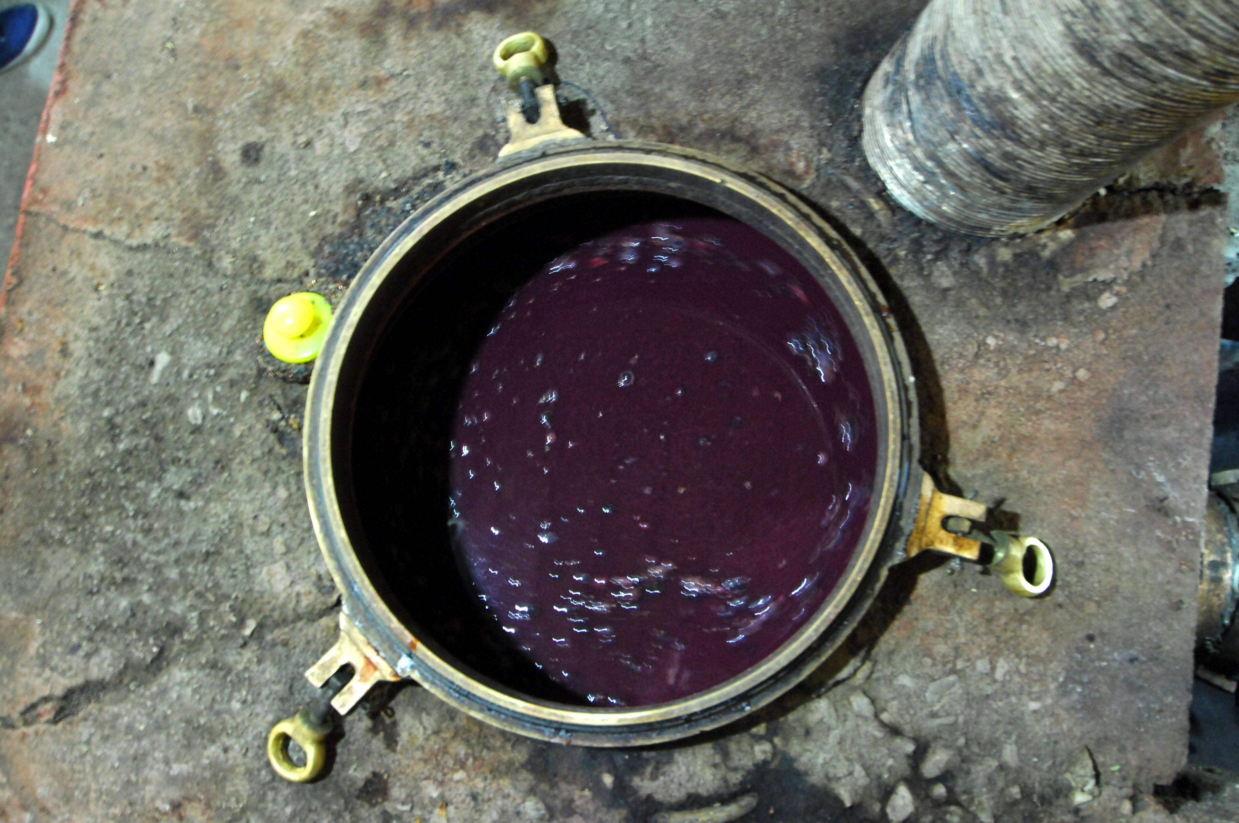 Έπεσαν σε δεξαμενή μούστου και λιποθύμησαν από τις αναθυμιάσεις! – Επέμβαση της ΕΜΑΚ