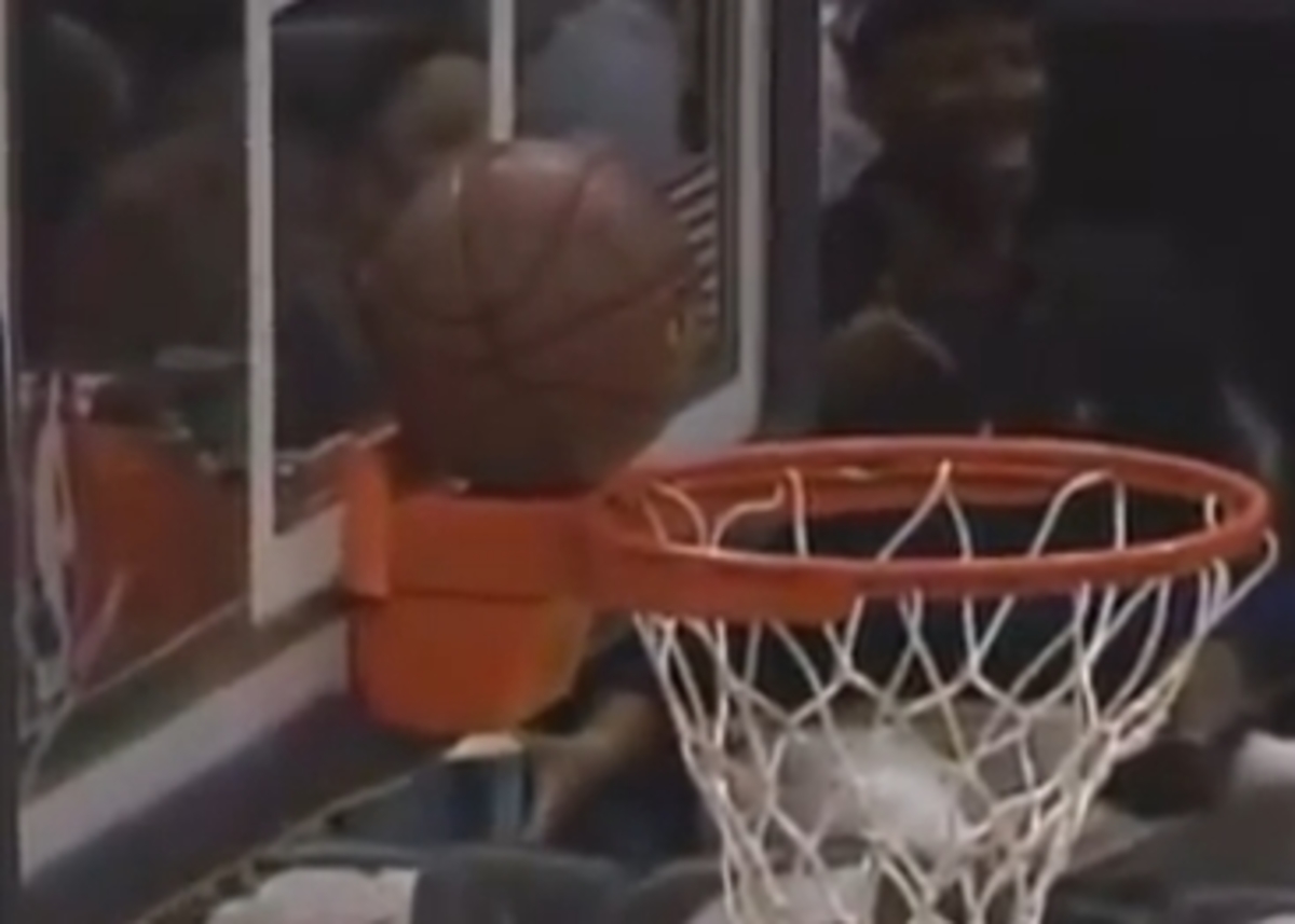 Η μπάλα στάθηκε στη στεφάνη σε σουτ απ΄το κέντρο(VIDEO)