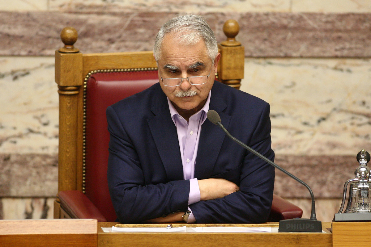 Σάλος με τον αντιπρόεδρο της Βουλής να αποκαλεί “βρώμα” βουλευτή του ΠΑΣΟΚ