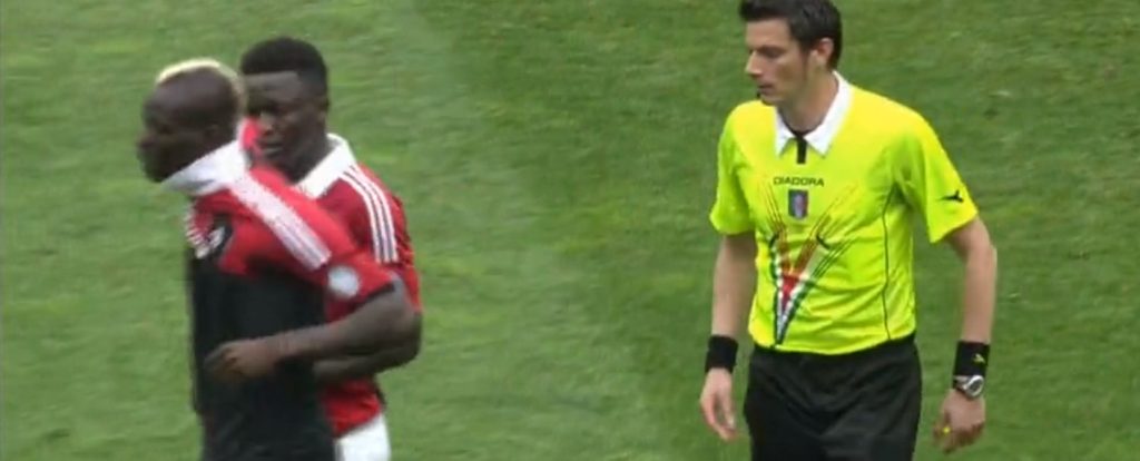 Ο Μουντάρι έδειξε κίτρινη κάρτα στον Μπαλοτέλι! (VIDEO)