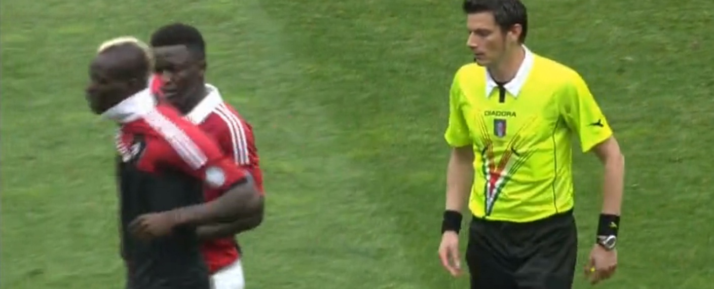 Ο Μουντάρι έδειξε κίτρινη κάρτα στον Μπαλοτέλι! (VIDEO)