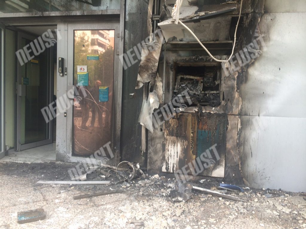 Μπαράζ εμπρησμών τη νύχτα – Μέσα σε 5 ώρες έκαψαν 7 ΑΤΜ – ΦΩΤΟ