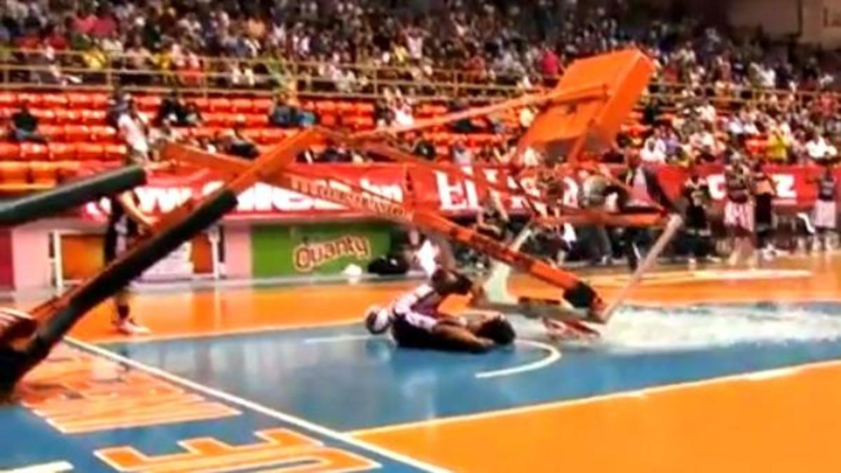Κάρφωσε και του έπεσε η μπασκέτα στο κεφάλι! (VIDEO)