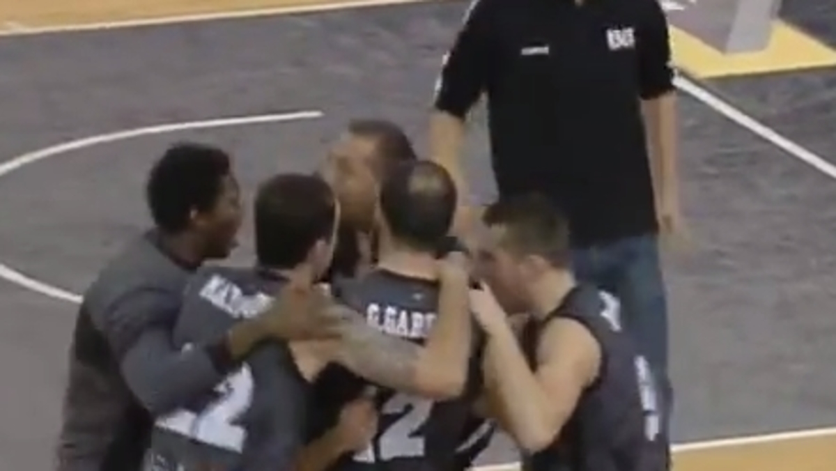 To εκπληκτικό buzzer beater πίσω από τo κέντρο (VIDEO)