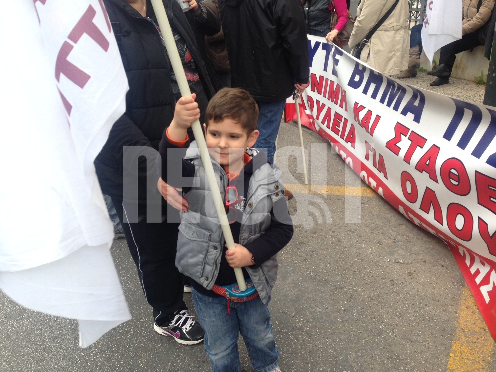 Ο μπόμπιρας που έκλεψε την παράσταση στη διαμαρτυρία για τους παιδικούς σταθμούς