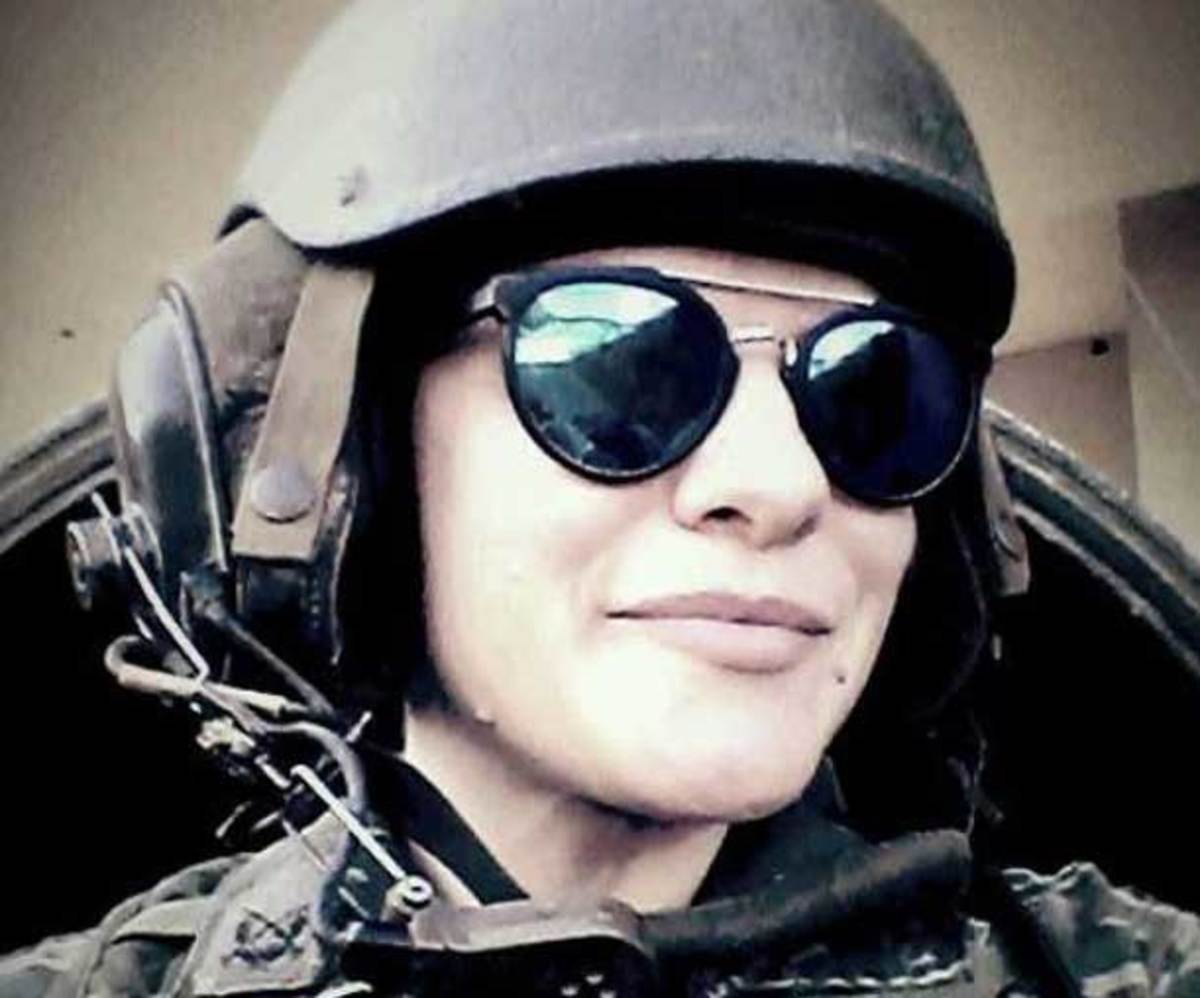 Αυτή είναι η δεκανέας που ανέβηκε στον ιστό της σημαίας στην Αλεξανδρούπολη! [pic]