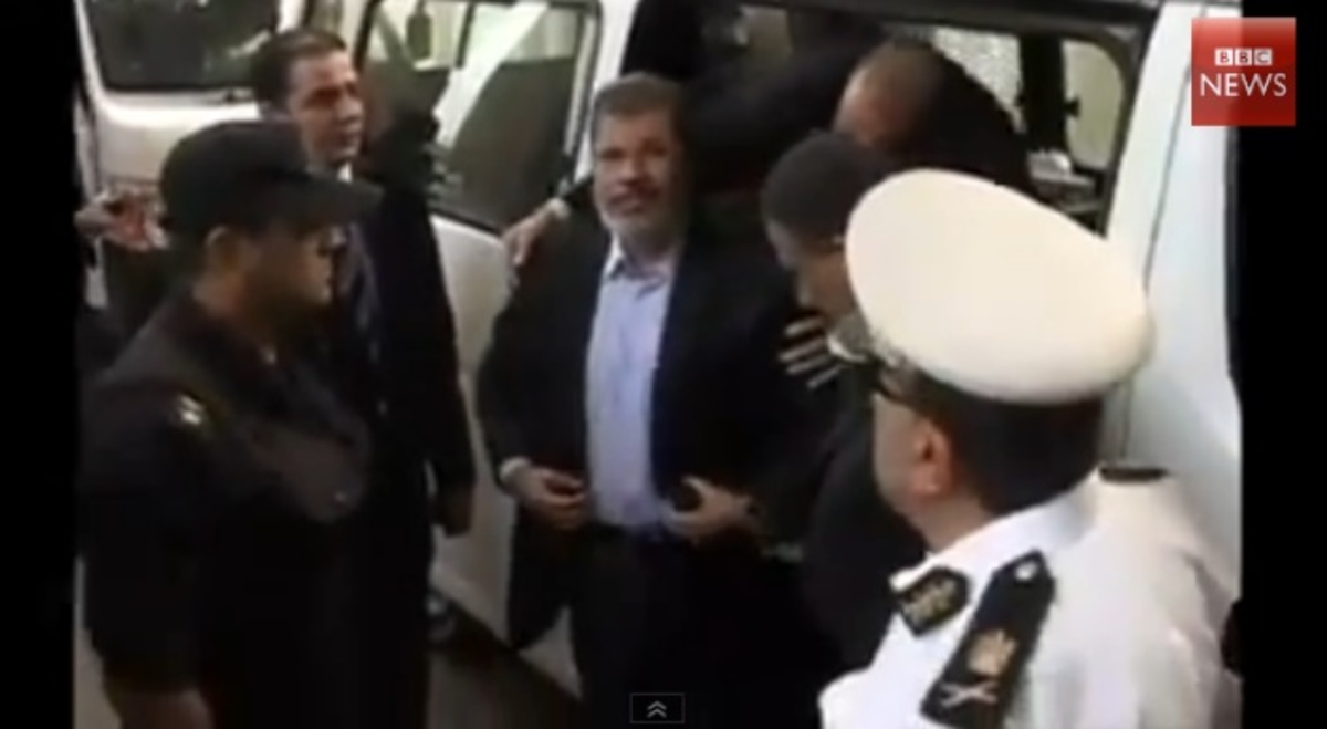 Η πρώτη μέρα της δίκης που Μόρσι που τελικά αναβλήθηκε – ΒΙΝΤΕΟ