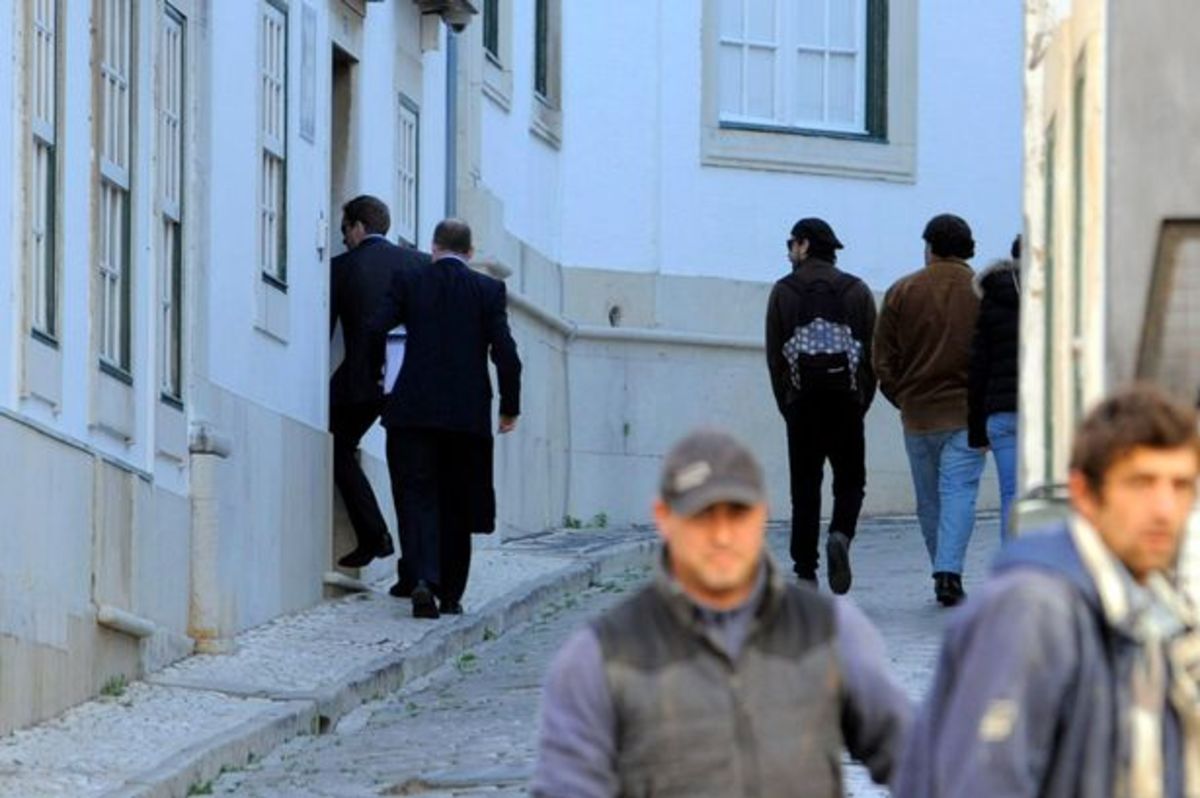 Αστυνομικοί της Σκότλαντ Γιαρντ στην Πορτογαλία - Αποκλειστική φωτογραφία της Daily Mirror