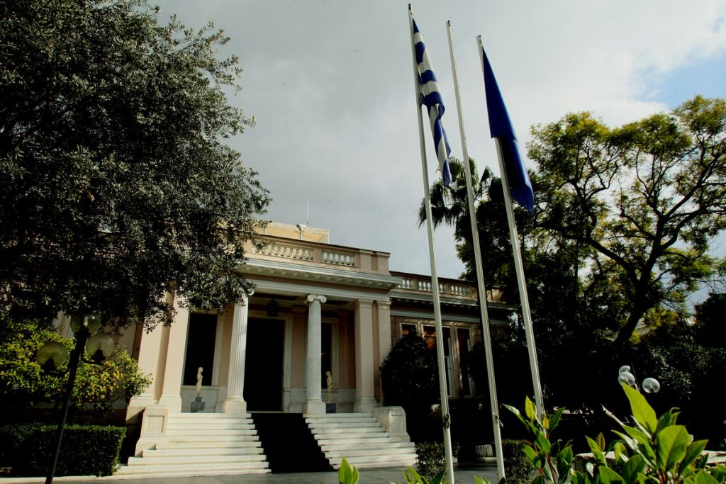 Το Μαξίμου απαντά στη Ν.Δ. με φράση του Κώστα Καραμανλή