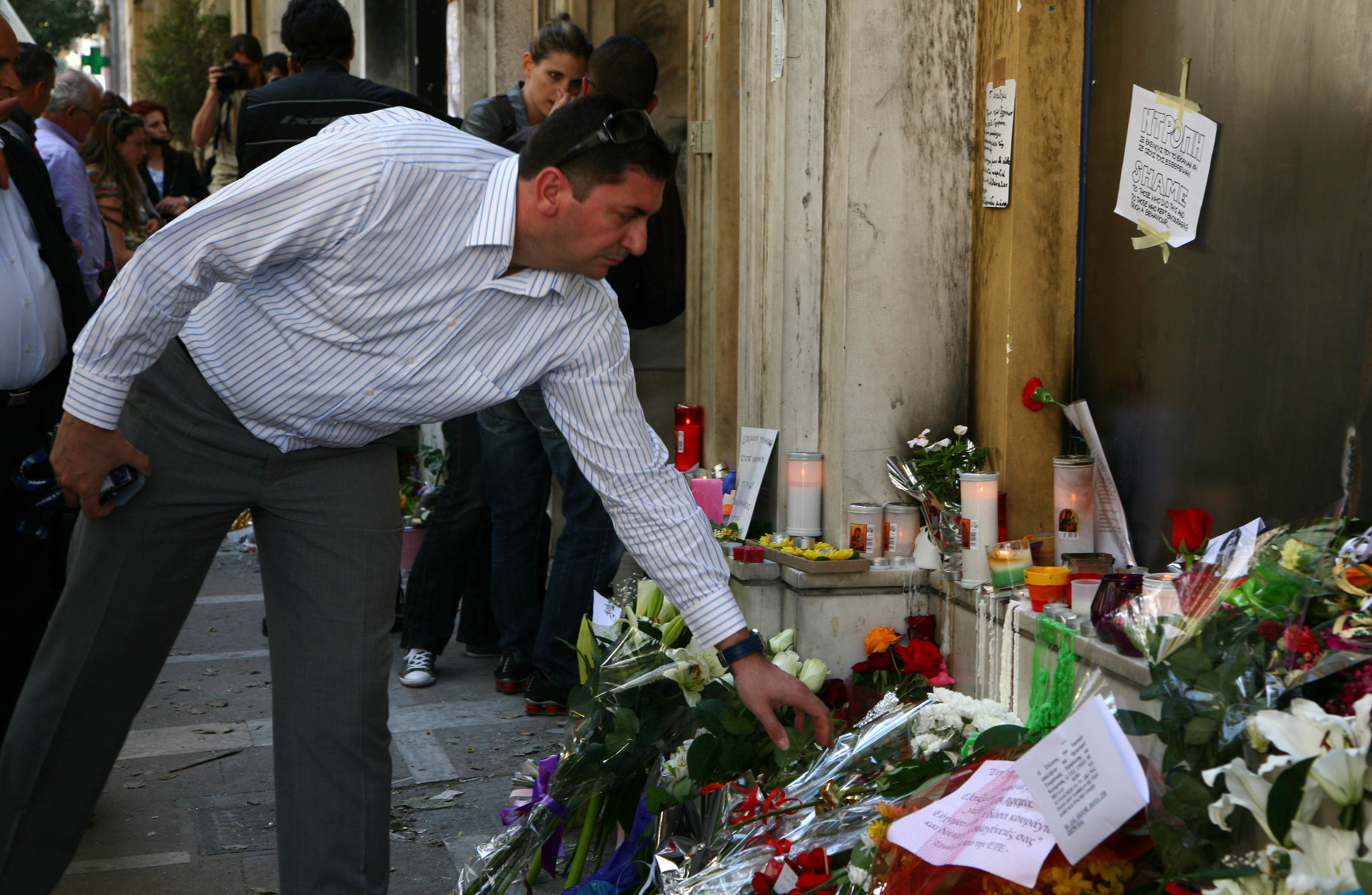 Σιωπηρή διαμαρτυρία των “Πρασίνων” έξω από τη Marfin