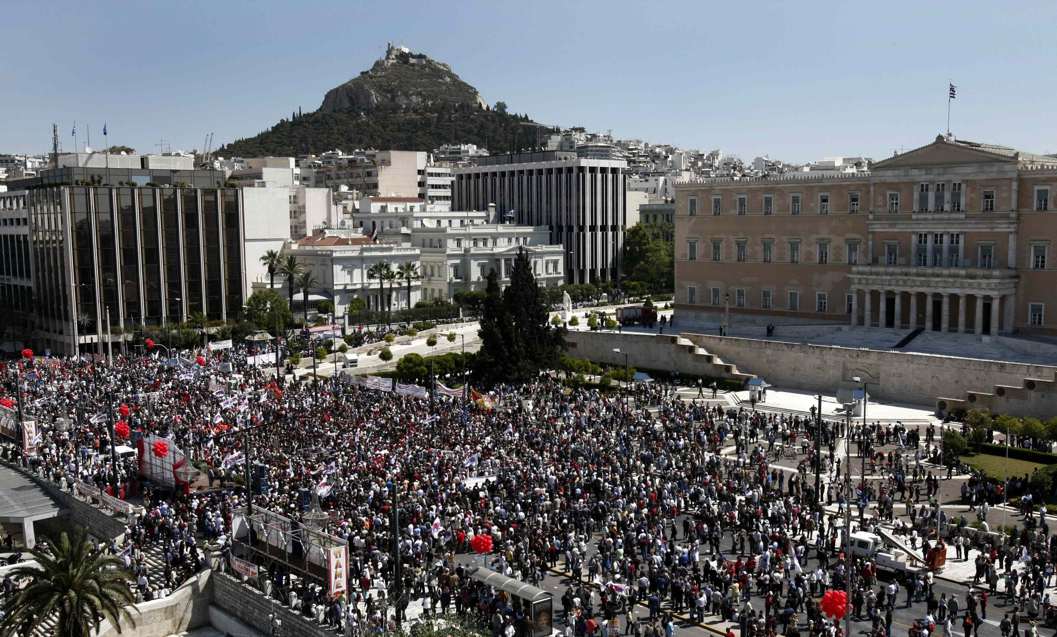 Πολλοί αλλά διασπασμένοι στους δρόμους- Μικροεπεισόδια σε Αθήνα και Θεσσαλονίκη