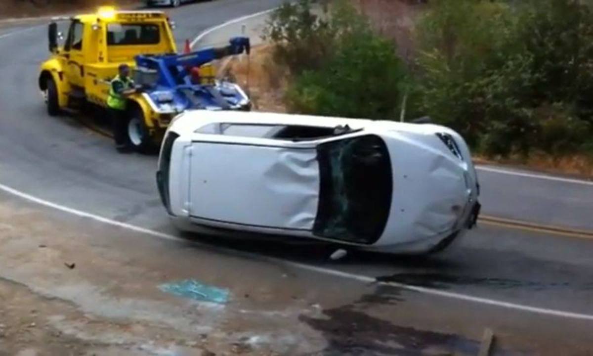Τούμπαρε το αυτοκίνητο του αλλά τα χειρότερα ήρθαν με την οδική βοήθεια (VIDEO)