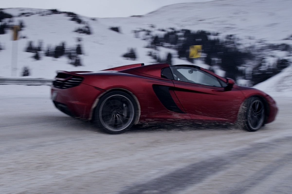 Video: McLaren MP4-12C Spider vs Snowboarder