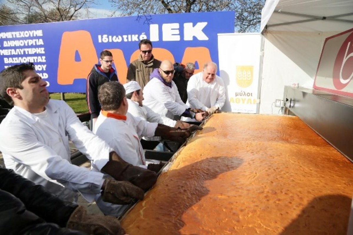 Στο Γκίνες για τη μεγαλύτερη βασιλόπιτα οι αρτοποιοί της Αθήνας! (ΦΩΤΟ)