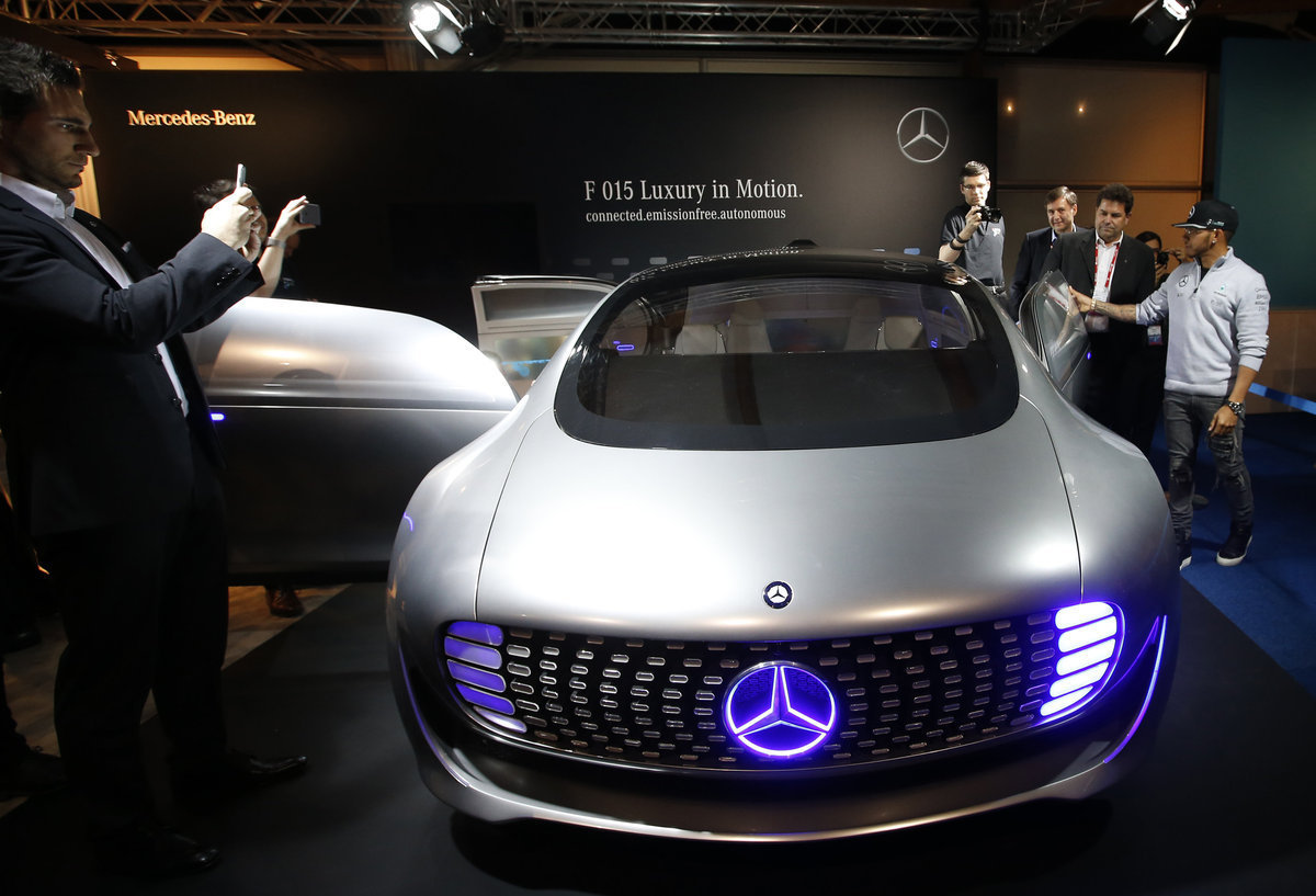 Έκπληξη από την Mercedes που αποσύρει ρομπότ από την παραγωγή