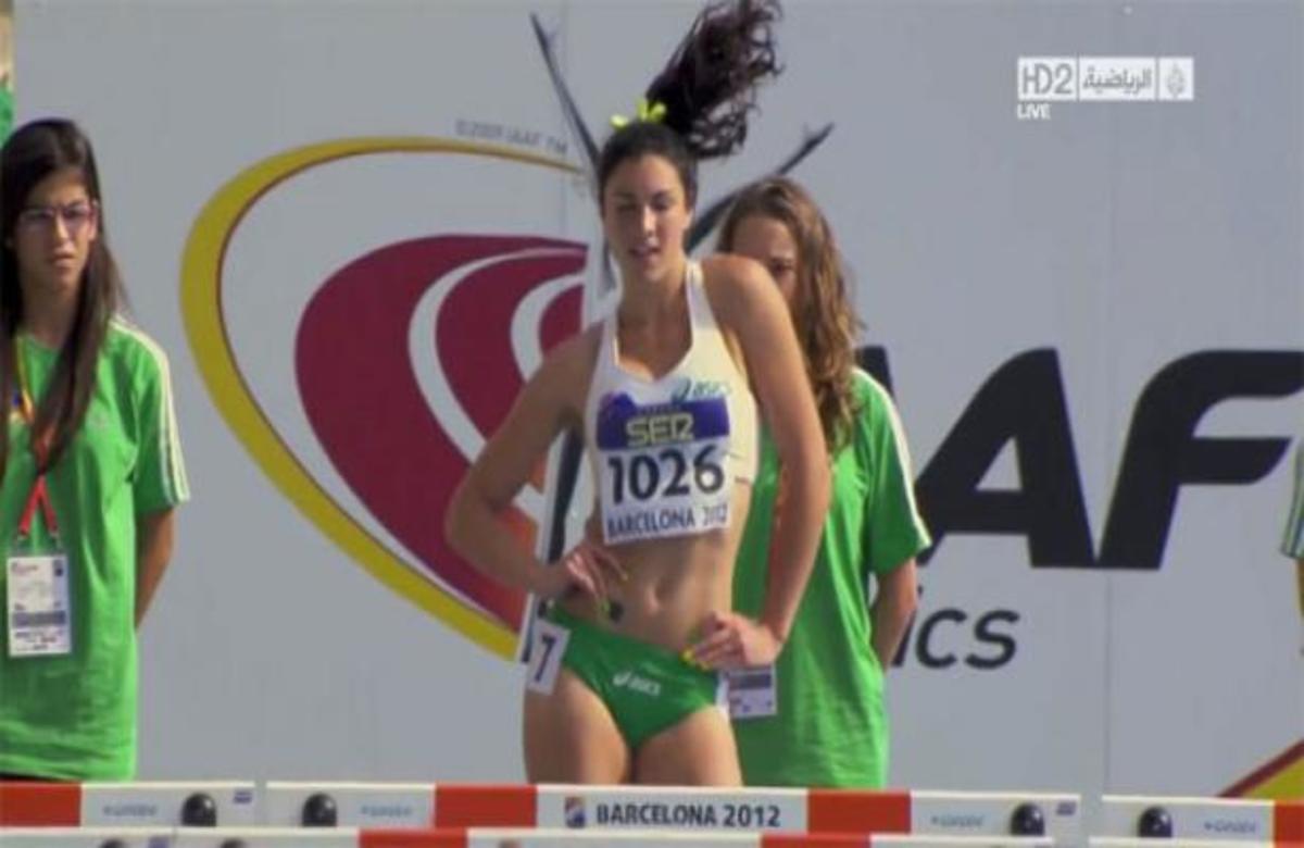 Το σέξι ζέσταμα της αθλήτριας άφησε άφωνο όλο το γήπεδο!