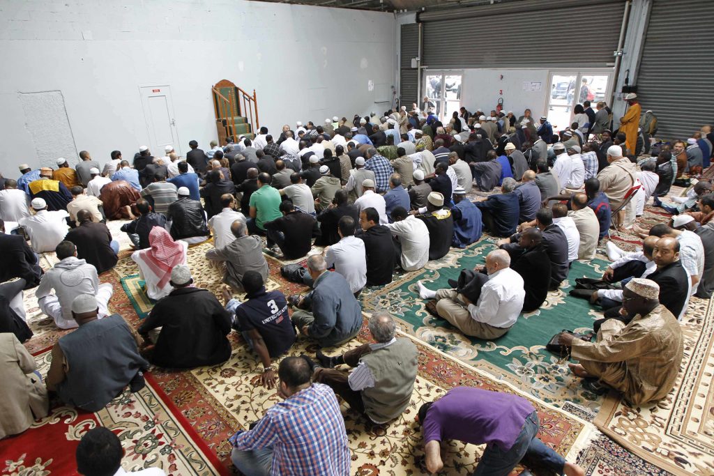 Απαγόρευσαν στους Μουσουλμάνους να προσεύχονται δημόσια!