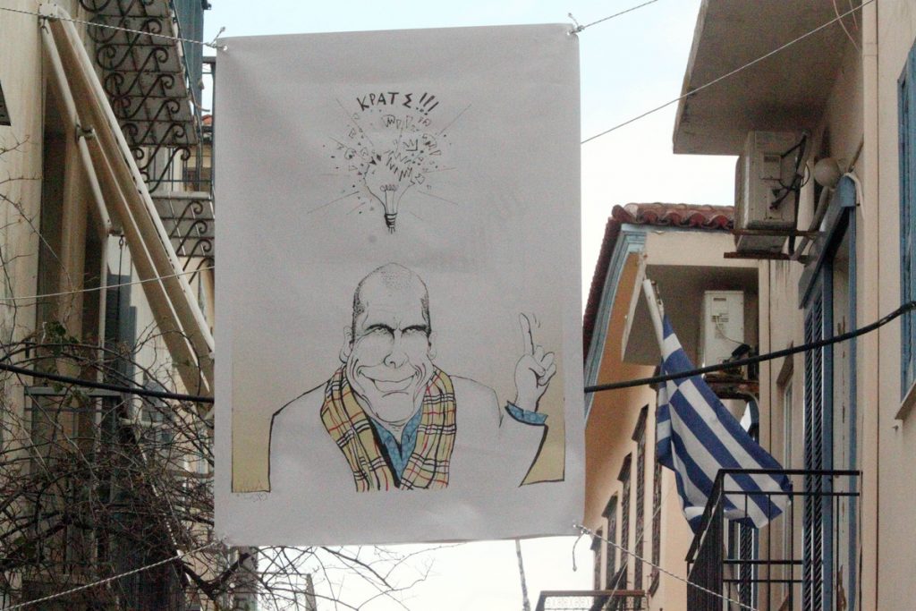 “Κρέμασαν” τον Βαρουφάκη σε δρόμο του Ναυπλίου