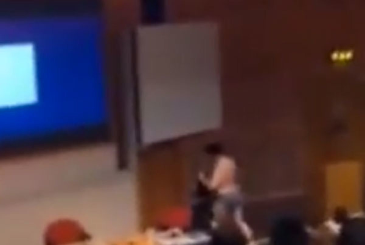 Καθηγητής πανεπιστημίου έμεινε τσίτσιδος μπροστά στους φοιτητές του! – ΒΙΝΤΕΟ