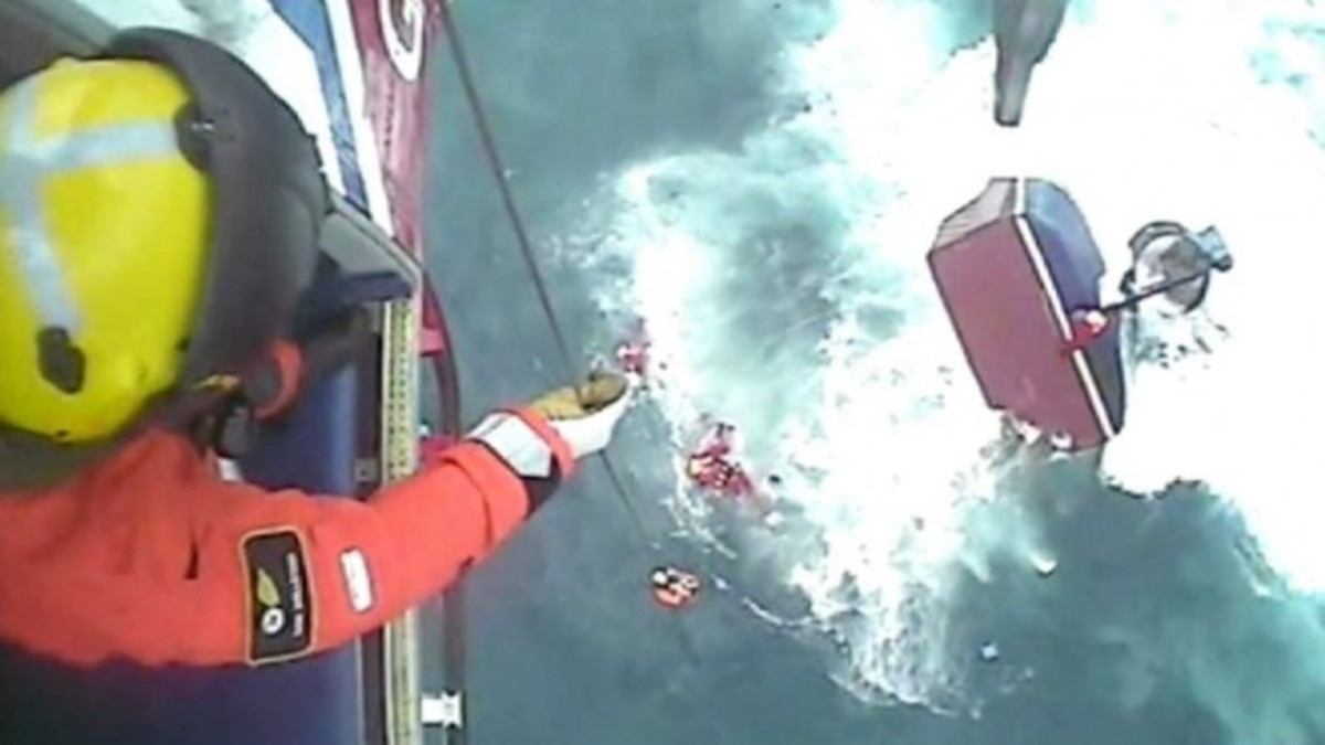 Δραματική διάσωση από πλοίο