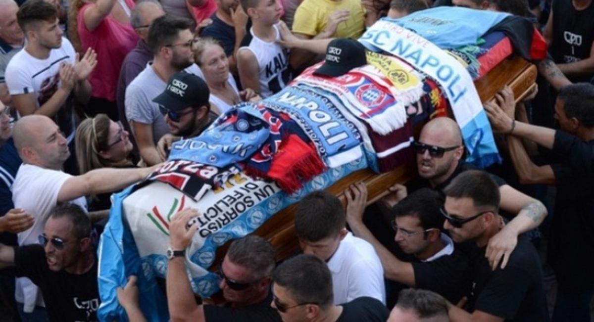 Η Νάπολι “ντύθηκε” στα μαύρα (ΦΩΤΟ – VIDEO)