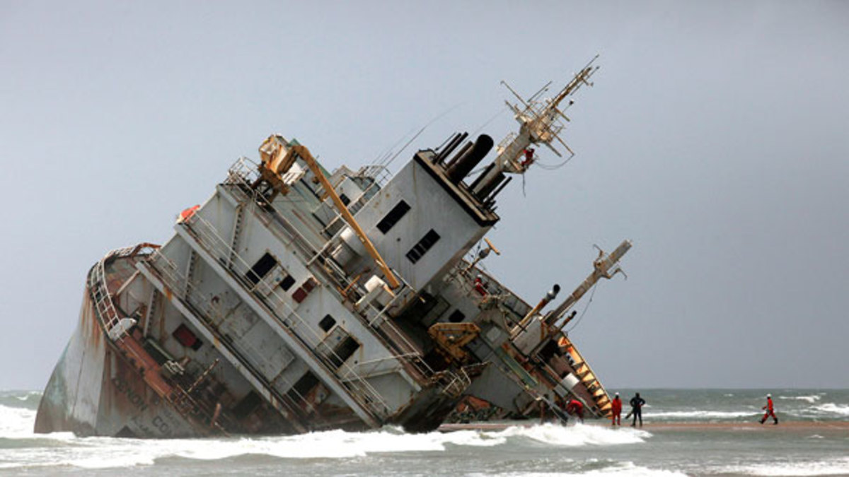 Βυθίστηκε πλοίο με λαθρομετανάστες – Τουλάχιστον 45 νεκροί