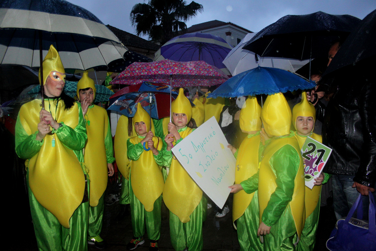 Πελοπόννησος: Η βροχή δεν πτόησε τους καρναβαλιστές – Ξέφρενο γλέντι με χορό και… ομπρέλες