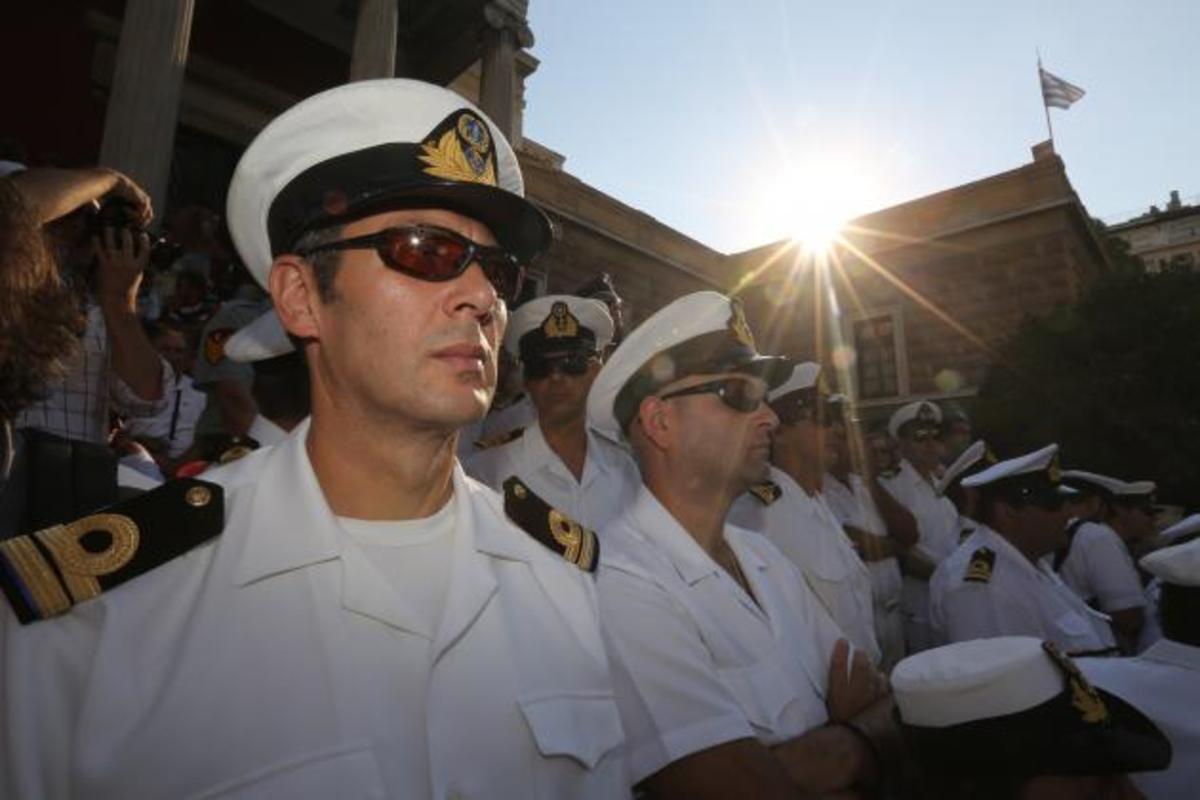 Επίκειται…πόλεμος. Με στολή οι εν ενεργεία στρατιωτικοί στη συγκέντρωση του Σαββάτου