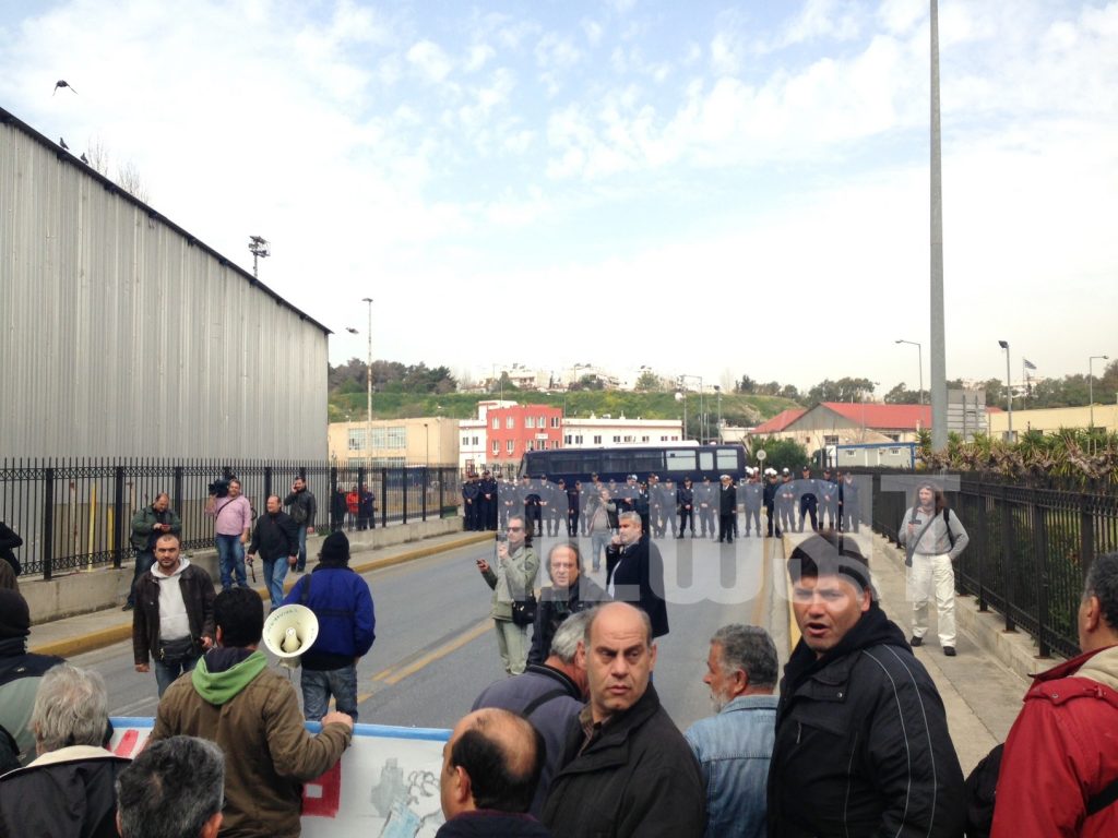 Πορεία ναυτεργατών στο Πειραιά – Μπλόκο από ΜΑΤ και Λιμενικό στο υπουργείο