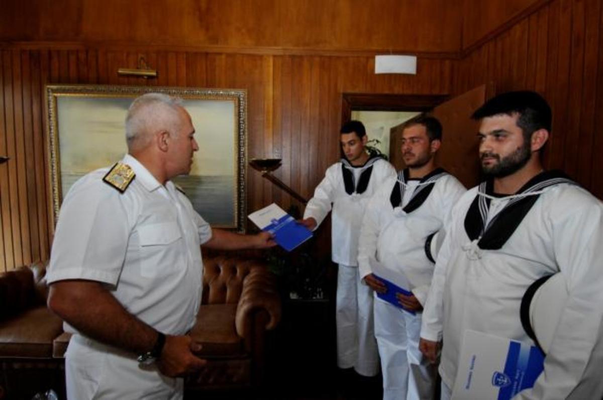 Τρεις ναύτες – καθημερινοί ήρωες στο γραφείο του Αρχηγού του ΠΝ – Ποιο ήταν το κατόρθωμά τους