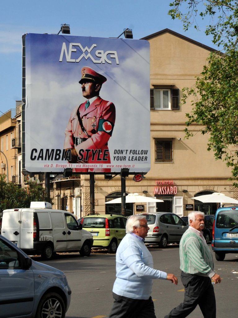 Η εν λόγω αφίσα που έχει προκαλέσει αντιδράσεις. ΦΩΤΟ AP/ EUROKINISSI