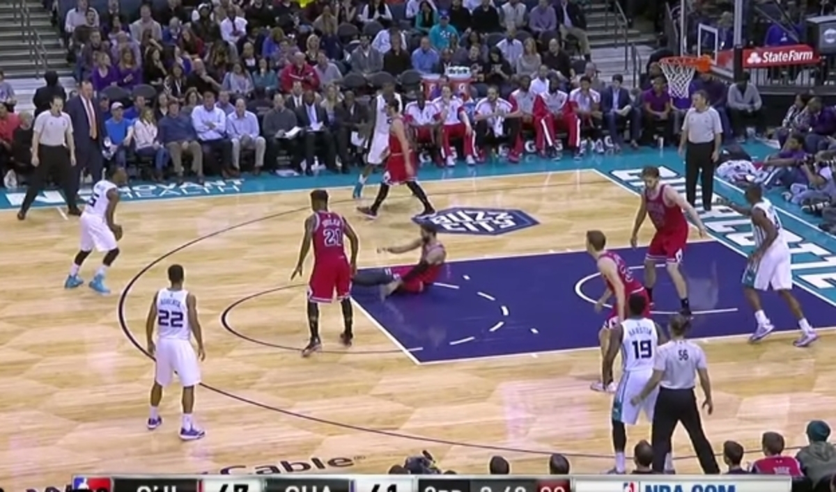 NBA: Όταν η ντρίπλα… σωριάζει τον αντίπαλο (VIDEO)