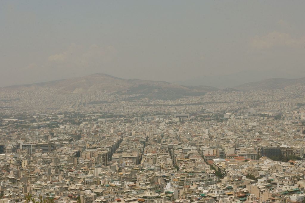 Επικίνδυνο κοκτέιλ: Καύσωνας, καυσαέριο και απεργία στα μέσα μεταφοράς