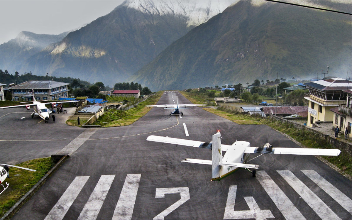 Аэродром в скале. Аэропорт Тенцинг-Хиллари, Лукла, Непал. Аэродром Лукла в Непале. Аэропорт Lukla. Аэропорт имени Тэнцинга и Хиллари.